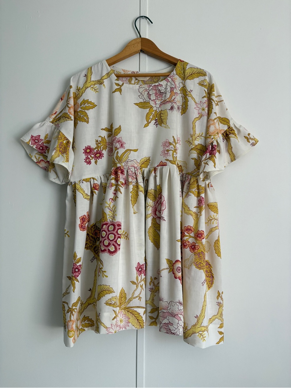 Floral Ruffle-Sleeve Babydoll Swing Dress in Cream and Pink M